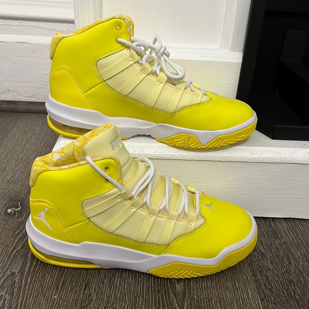 New youth Nike Jordan Max Aura GS 'Dynamic Yellow style Aq9249-701